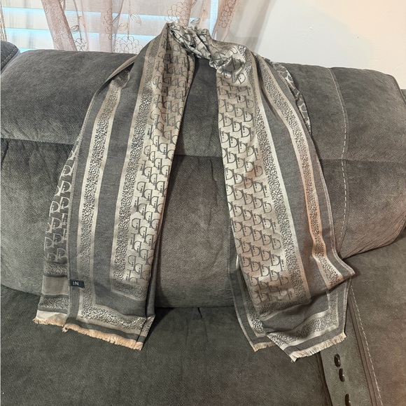 Gray Patterned Scarf - Picture 4 of 6